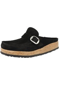 Svart mocka slip-on sko med korksula, silverfärgad spänne på sidan och svart gummisula.