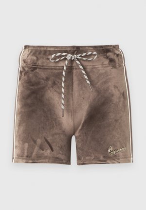 Barna plüss atlétikai rövidnadrág fehér oldalsávokkal, fekete-fehér húzózsinórral és egy leopárdmintás Nike swoosh logóval a bal lábszáron.