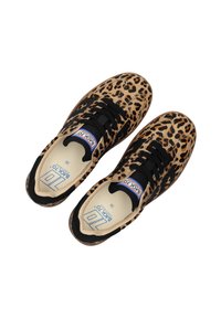 Schoenen met luipaardprint en zwarte accenten, vetersluiting, gemaakt van stof, ronde neus en beige binnenzool met logo.