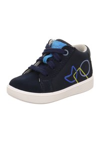 Dunkelblauer Sneaker mit einem weichen Stoffobermaterial, weißer Gummisohle und buntem abstraktem Muster in Blau und Gelb an der Seite.