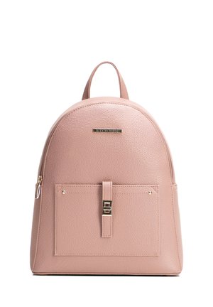 Mochila de cuero texturizado color rosa sonrojo con bolsillo delantero, hebilla dorada, cremallera lateral, asa superior y placa de la marca Wittchen en el frente.