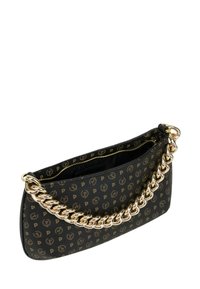 Borsa nera con texture, caratterizzata da una tracolla in catena dorata e un delicato motivo con logo, chiusura con zip e una silhouette curva.