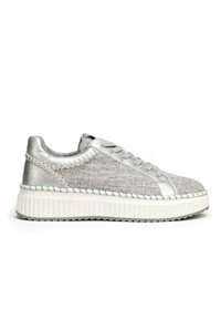 Sneakers silver con una parte superiore grigia testurizzata, un design elegante, una suola bianca piatta con dettagli a costine e accenti di cucitura sottili.