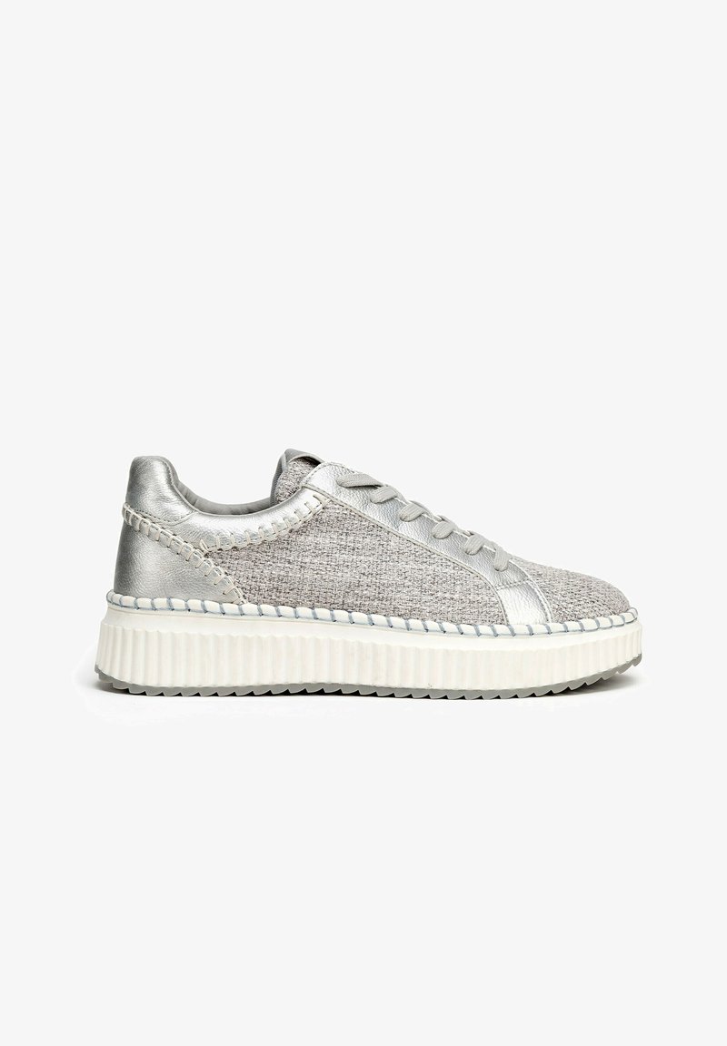 Baskets argentées avec un dessus texturé gris, au design épuré, semelle plate blanche avec des détails nervurés et des accents de couture subtils.