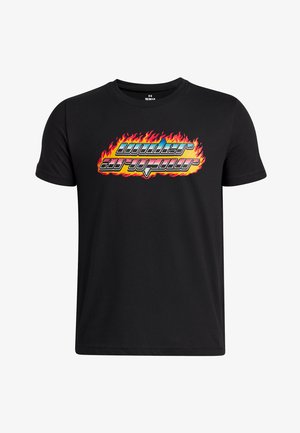 Mustmust värvilise leegiga disainiga must lühikeste varrukatega T-särk, mille keskel on stiilse kirjatüübi järgi kirjutatud "Under Armour". Puuvillane materjal.