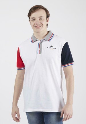 Polo blanc avec col gris, manches rouge et bleu marine, et accents rayés. Présente le logo "BLACK WELLS." Matière en coton, coupe décontractée.