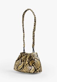 Bolso de mano con correa trenzada en un patrón de serpiente, con tonos de amarillo, marrón y negro, que presenta una parte superior recogida y una textura suave.