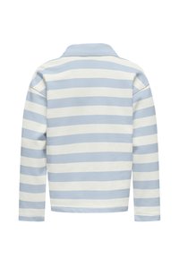 Majica polo z dolgimi rokavi z vodoravnimi svetlo modrimi in belimi črtami, mehka tkanina, ovratnik z ovratnikom in ohlapnimi rokavi.
