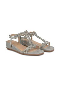Zilveren wiggen sandalen met een teenlus, versierde banden met ronde strass ontwerpen en een gladde leren afwerking.