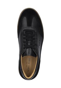 Musta tennari, jossa on nahkainen yläosa ja mokkaelementtejä, pyöreä kärki, nauhoitus edessä ja vaaleanruskea sisustus. Kumipohja näkyvissä.