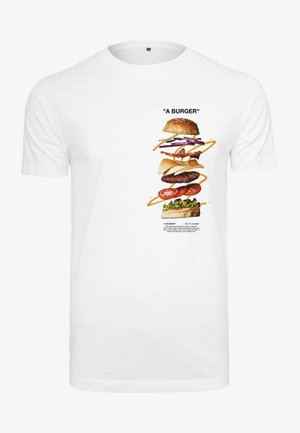 Biela tričko s grafikou viacerých vrstiev hamburgery s rôznymi ingredienciami, textom nad a pod ním s nápisom "HAMBURGÝR" a pokynmi na jeho zostavenie.