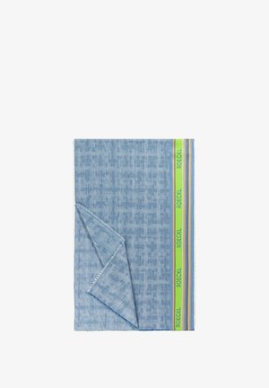 Bufanda decorativa de color azul claro con un patrón texturizado, que presenta un borde contrastante con franjas verdes, naranjas y azules. Los bordes están desflecados.