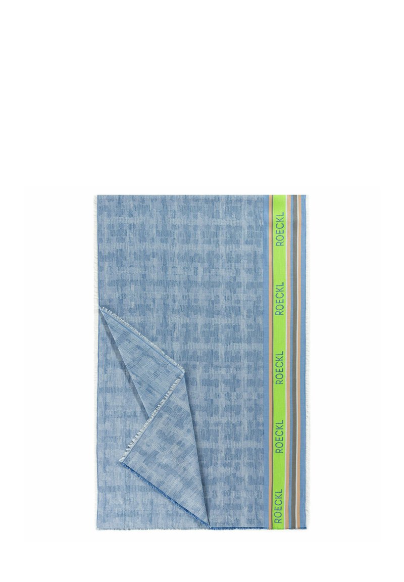 Sciarpa decorativa azzurro chiaro con un motivo testurizzato, caratterizzata da un bordo a contrasto con strisce verdi, arancioni e blu. I bordi sono frangiati.