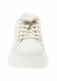 Zapatilla blanca de cuero con un upper texturizado, con acentos metálicos en los cordones y un adorno en forma de libélula en los lazos.