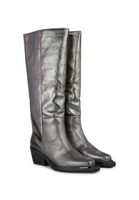 Metaliczne srebrne botki do kolan o błyszczącej fakturze, kwadratowym czubku i niskim blokowym obcasie. Gładkie skórzane wykończenie z delikatnymi zmarszczkami.