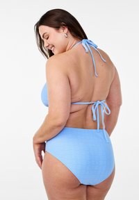 Lyseblå todel bikini med struktureret stof. Toppen har en halterneck-binding, og bukserne har et højtaljet design og en rygbinding.