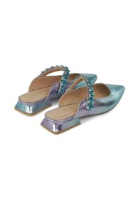 Zapatos slingback metálicos bicolor, con puntera puntiaguda, tacón plano y bloque, y una correa adornada con piedras azules a lo largo del arco.