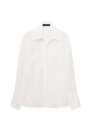 Weißes Langarmshirt aus leichtem Stoff mit klassischem Kragen, durchgehender Knopfleiste und strukturierten Details auf der Brust.