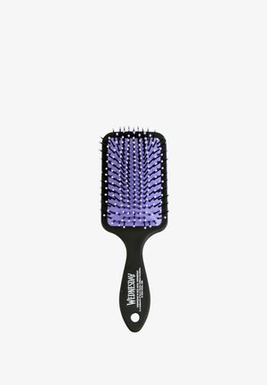 Spazzola paddle con manico nero e setole viola con punte arrotondate, con la scritta "WEDNESDAY" stampata sul manico.