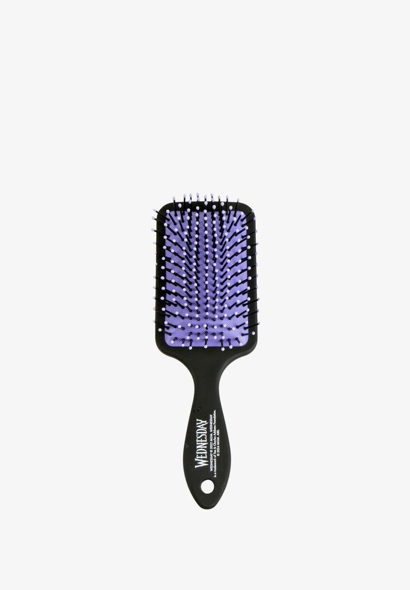 Brosse à cheveux à manche noir avec des poils violets munis de petites extrémités arrondies, "WEDNESDAY" imprimé sur le manche.