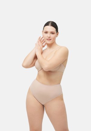 Conjunto de lencería beige que incluye un sujetador liso y sin costuras con tirantes ajustables y bragas de tiro alto, diseñado para comodidad y soporte.