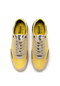 Pareja de zapatillas casuales amarillas y beige con cordones sobre un fondo blanco, de la marca "mtng" con un logo en blanco y negro en el interior.