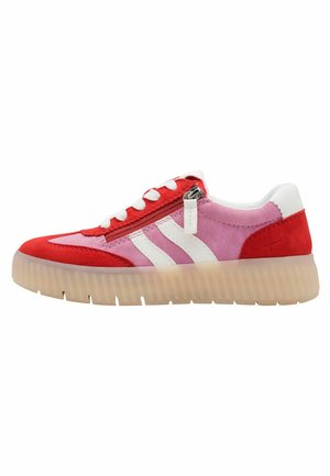 Sneaker in Rot und Rosa aus Wildleder, niedrig geschnitten, mit weißen Streifen, weißen Schnürsenkeln, seitlichem Reißverschluss und durchsichtiger, dicker Gummisohle.