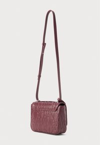 Geantă de umăr din piele burgundy, cu design logo embosat, formă rectangulară, curea ajustabilă și închidere cu clapetă. Suprafață texturată.