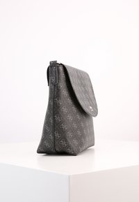 Bolso de mano sintético gris con un acabado texturizado, que presenta un cierre de solapa, un sutil estampado de logo y una forma triangular elegante.