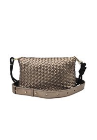 Sac en cuir métallisé bronze tissé de forme rectangulaire, avec une sangle ajustable et des détails en métal doré. Texture de surface lisse.