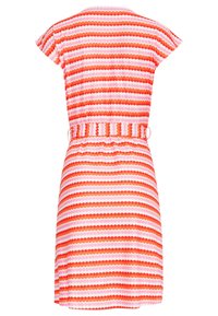 Korte mouw jurk met horizontale strepen in verschillende tinten rood en roze. Elastische taille, gladde stofstructuur, knie-lange snit.