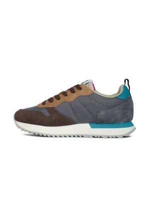 Sneaker con tessuto grigio e pannelli in pelle scamosciata marrone, accenti turchesi sul tallone e sulla suola, caratterizzata da una suola texturizzata e un design con allacciatura.