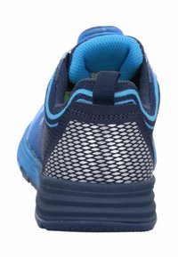 Scarpa sportiva blu navy con parte superiore in rete, colletto imbottito e suola in gomma texturizzata con un tallone decorato per una maggiore aderenza.