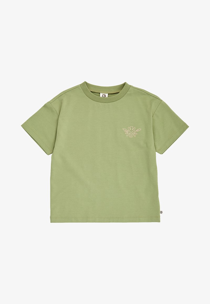 T-shirt vert clair à manches courtes avec col rond, broderie florale beige foncé sur le côté gauche de la poitrine et petite étiquette en tissu à l'ourlet.
