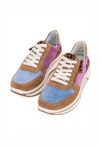 Baskets en daim avec des blocs de couleurs marron, rose et bleu, des lacets blancs et un accent en imprimé léopard sur le talon avec un détail de fermeture éclair.