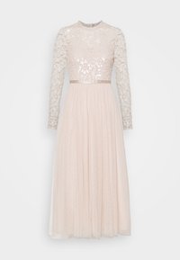 Longue robe rose pâle avec corsage floral orné de sequins, manches longues transparentes, et jupe en tulle plissée avec un motif subtil à pois.