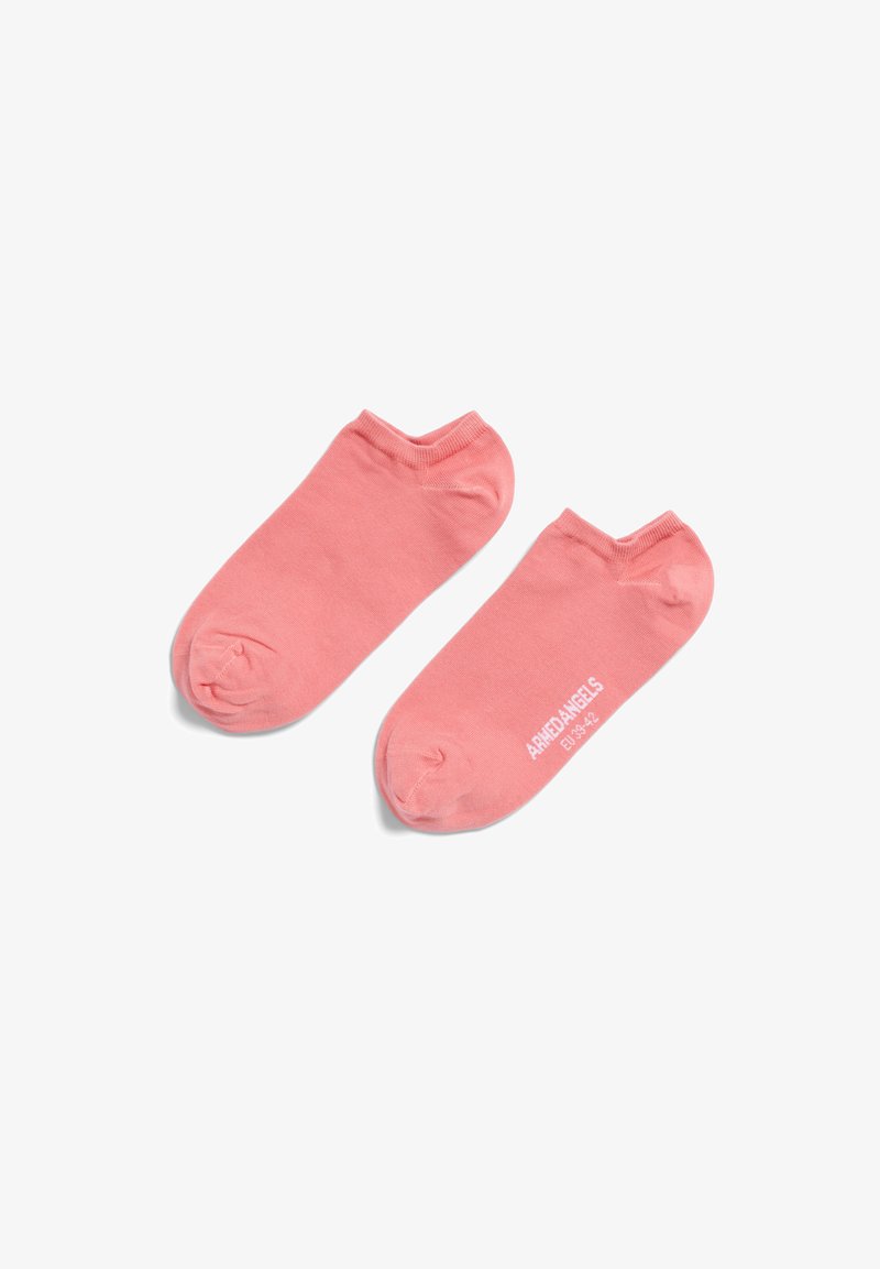 Ein Paar schlichte, korallenrosa Knöchelsocken mit weißem "ARMEDANGELS EU 39-42" Text auf einer Socke, flach auf einem weißen Hintergrund ausgelegt.