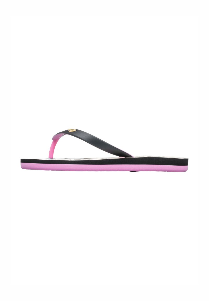 Svarta och rosa flip-flops med gummistropp, som har en texturerad fotsula, en rosa sula och en liten guldsymbol på stroppen.