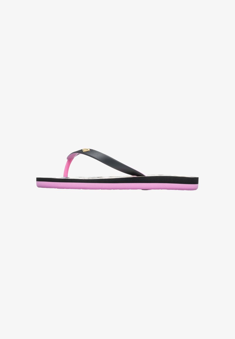 Sort og pink flip-flop med en gummistrop, der har en tekstureret sål, en pink ydersål og et lille gulllogo som accent på stroppen.