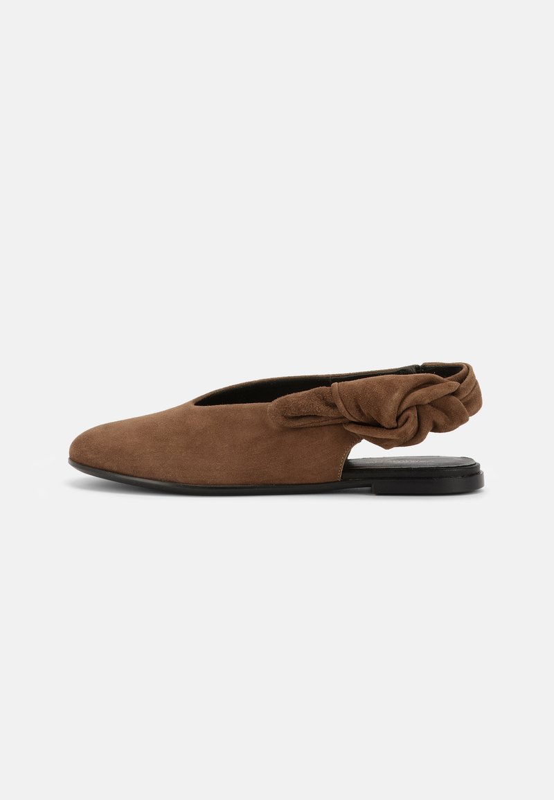 Brauner Wildleder-Slingback-Schuh mit flacher Sohle, einem gedrehten Stoffdetail am Fersenriemen und einer schwarzen Sohle vor hellem Hintergrund.