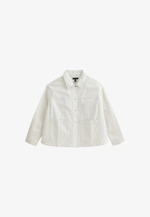 Veste en denim blanc avec manches longues, fermeture à boutons, deux poches devant et un col classique. Texture lisse, coupe décontractée.