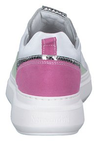 Hvid sneaker med teksturerede lyserøde, grønne og sølvfarvede detaljer. Har en polstret sål og syede detaljer, mærket "NeroGiardini" på siden.