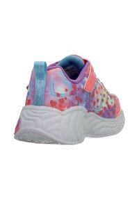 Scarpe sportive colorate con un design rosa e viola, presenti motivi a cuore, una suola bianca texturizzata e un accento azzurro chiaro sul tallone.