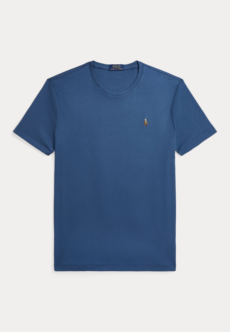 Mėlyna trumpomis rankovėmis apvalia kaklo iškirpimo marškinėliai su maža siuvinėta Polo Ralph Lauren logo kairėje krūtinės pusėje.