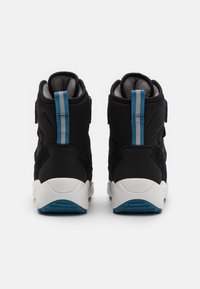 Černé vysoké tenisky mají texturovaný síťovaný svršek, modrý akcentový proužek a bílou podrážku s modrým vzorkem. Na bocích nastavitelné popruhy.
