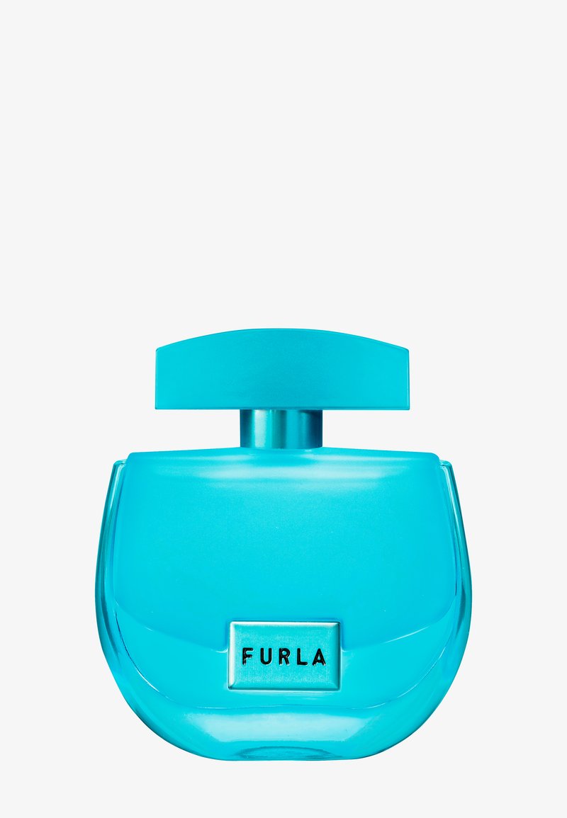 Blauwe Furla parfumfles met rechthoekig zilverkleurig etiket en brede bijpassende blauwe dop op een witte achtergrond.