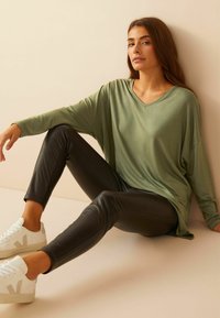 Friends Like These V NECK - Hosszú ujjú felső - khaki green