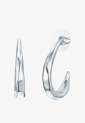 Ezüst színű fém kampó fülbevaló, amely sima, megnyúlt dizájnnal rendelkezik, texturált felülettel és lekerekített hátrésszel a biztonságos rögzítés érdekében.