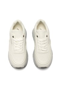 Coppia di sneakers bianche con lacci, con motivi a rilievo e etichetta con marchio sui lati, viste dall'alto su sfondo bianco.