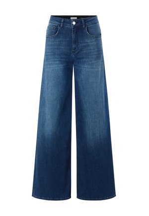 Rifle z džínsového materiálu s širokými nohavicami v tmavomodrej farbe, s vysokým pásom, dizajnom s piatimi vreckami a kontrastným prešívaním. Hladká textura, minimálne vyblednutie.